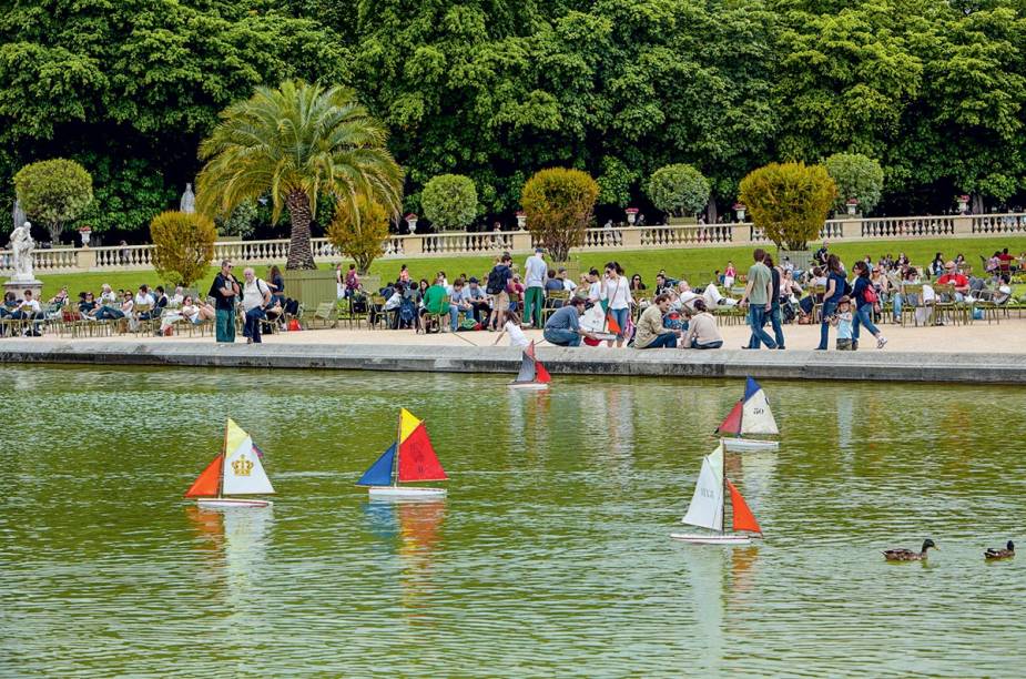 <a href="https://viajeaqui.abril.com.br/estabelecimentos/franca-paris-atracao-jardin-du-luxembourg" rel="Jardim de Luxemburgo" target="_blank"><strong>Jardim de Luxemburgo</strong></a>"Alamedas impecáveis, canteiros floridos e o imponente Palácio de Luxemburgo combinam com roquefort original, baguete e meia-garrafa de Sauternes, vinho branco e doce produzido ao sul de Bordeaux." <a href="https://viajeaqui.abril.com.br/estabelecimentos/franca-paris-atracao-jardin-du-luxembourg" rel="Jardim de Luxemburgo" target="_blank"><strong>Jardim de Luxemburgo</strong></a>"Alamedas impecáveis, canteiros floridos e o imponente Palácio de Luxemburgo combinam com roquefort original, baguete e meia-garrafa de Sauternes, vinho branco e doce produzido ao sul de Bordeaux."
