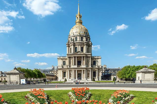 <strong>Esplanada des Invalides</strong>"A vastidão do gramado isola o barulho da Avenida du Maréchal Gallieni, mas em nada atrapalha a vista da Ponte Alexandre III, a mais bela do Sena, e do charmoso Grand Palais, na outra margem do rio. Vá de bloc du foie gras (espécie de patê de fígado) com pão de frutas (ou nozes) e um vigoroso tinto Chateauneuf du Pape." <strong>Esplanada des Invalides</strong>"A vastidão do gramado isola o barulho da Avenida du Maréchal Gallieni, mas em nada atrapalha a vista da Ponte Alexandre III, a mais bela do Sena, e do charmoso Grand Palais, na outra margem do rio. Vá de bloc du foie gras (espécie de patê de fígado) com pão de frutas (ou nozes) e um vigoroso tinto Chateauneuf du Pape."
