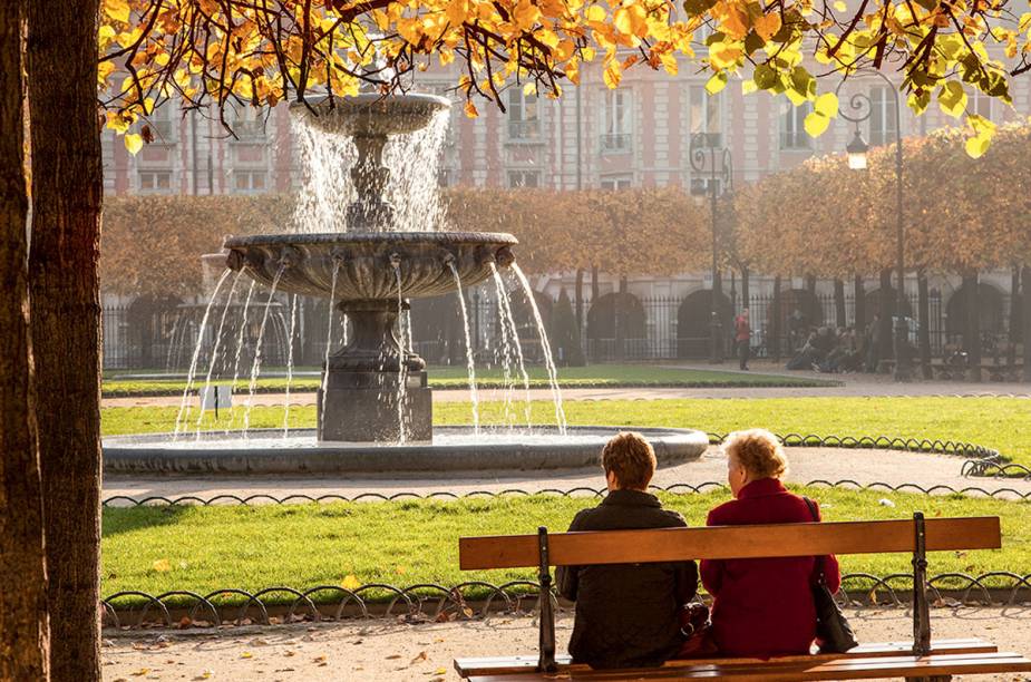 <a href="https://viajeaqui.abril.com.br/estabelecimentos/franca-paris-atracao-place-des-vosges" rel="Place des Voges" target="_blank"><strong>Place des Voges</strong></a>"Cercada por predinhos de tijolos vermelhos, a praça é uma das mais elegantes do mundo. Quatro chafarizes adornam o gramado macio, perfeito para a pausa do flâneur. Celebre em alto estilo, harmonizando o mil-folhas com champanhe demi-sec." <a href="https://viajeaqui.abril.com.br/estabelecimentos/franca-paris-atracao-place-des-vosges" rel="Place des Voges" target="_blank"><strong>Place des Voges</strong></a>"Cercada por predinhos de tijolos vermelhos, a praça é uma das mais elegantes do mundo. Quatro chafarizes adornam o gramado macio, perfeito para a pausa do flâneur. Celebre em alto estilo, harmonizando o mil-folhas com champanhe demi-sec."