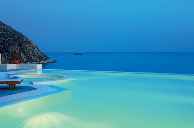 <strong><a href="https://santa-marina.gr" target="_blank" rel="noopener">Hotel Santa Marina</a>, <a href="https://viajeaqui.abril.com.br/paises/grecia" target="_blank" rel="noopener">Grécia</a></strong>"Fica em <a href="https://viajeaqui.abril.com.br/cidades/grecia-mykonos" target="_blank" rel="noopener"><strong>Mikonos</strong></a> – e é um dos preferidos pelas noivas americanas descoladas. Clima despojado, linda vista, dispensa grandes decorações. Algumas velas já são suficientes para dar um clima romântico."