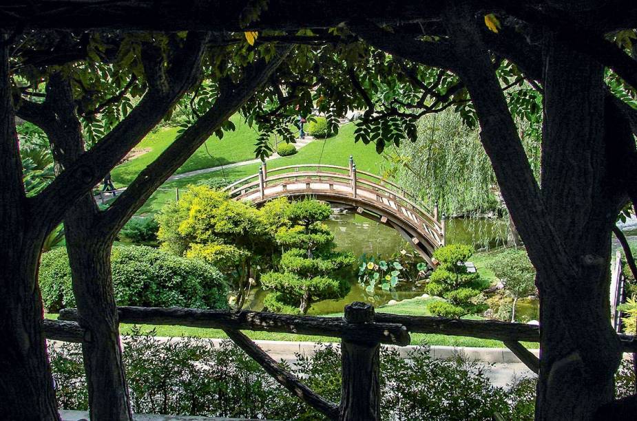 <strong><a href="https://ci.com.br" rel="CI" target="_blank">CI</a> </strong> <strong>O QUE ELA FAZ POR VOCÊ:</strong> Une inglês e ioga em destinos dos <a href="https://viajeaqui.abril.com.br/paises/estados-unidos" rel="EUA" target="_blank">EUA</a>. <strong>PACOTES:</strong> Antídoto à correria do dia a dia e hit de muitas gerações em busca do equilíbrio da mente e do corpo, a ioga tornou-se também um mote de viagem. No pacote de duas semanas nos EUA, as sessões diárias da disciplina indiana voltada ao bem-estar são complementadas por 20 aulas de inglês. Com acomodação em casa de família e meia-pensão, custa desde US$ 2 804 em <a href="https://viajeaqui.abril.com.br/cidades/estados-unidos-los-angeles" rel="Los Angeles" target="_blank">Los Angeles</a>, US$ 2 985 em Santa Barbara e US$ 3 042 em <a href="https://viajeaqui.abril.com.br/cidades/estados-unidos-boston" rel="Boston" target="_blank">Boston</a> <strong><a href="https://ci.com.br" rel="CI" target="_blank">CI</a> </strong> <strong>O QUE ELA FAZ POR VOCÊ:</strong> Une inglês e ioga em destinos dos <a href="https://viajeaqui.abril.com.br/paises/estados-unidos" rel="EUA" target="_blank">EUA</a>. <strong>PACOTES:</strong> Antídoto à correria do dia a dia e hit de muitas gerações em busca do equilíbrio da mente e do corpo, a ioga tornou-se também um mote de viagem. No pacote de duas semanas nos EUA, as sessões diárias da disciplina indiana voltada ao bem-estar são complementadas por 20 aulas de inglês. Com acomodação em casa de família e meia-pensão, custa desde US$ 2 804 em <a href="https://viajeaqui.abril.com.br/cidades/estados-unidos-los-angeles" rel="Los Angeles" target="_blank">Los Angeles</a>, US$ 2 985 em Santa Barbara e US$ 3 042 em <a href="https://viajeaqui.abril.com.br/cidades/estados-unidos-boston" rel="Boston" target="_blank">Boston</a>