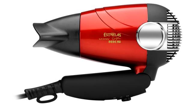 <strong>NKS Estrelas c/ Angélica</strong> O modelo tem dupla voltagem com chave seletora no aparelho. Dobrável, pesa apenas 320 gramas. A potência é de 1.200 W e são duas as velocidades de ar. Preço sugerido: R$ 59,90. <strong>NKS Estrelas c/ Angélica</strong> O modelo tem dupla voltagem com chave seletora no aparelho. Dobrável, pesa apenas 320 gramas. A potência é de 1.200 W e são duas as velocidades de ar. Preço sugerido: R$ 59,90.
