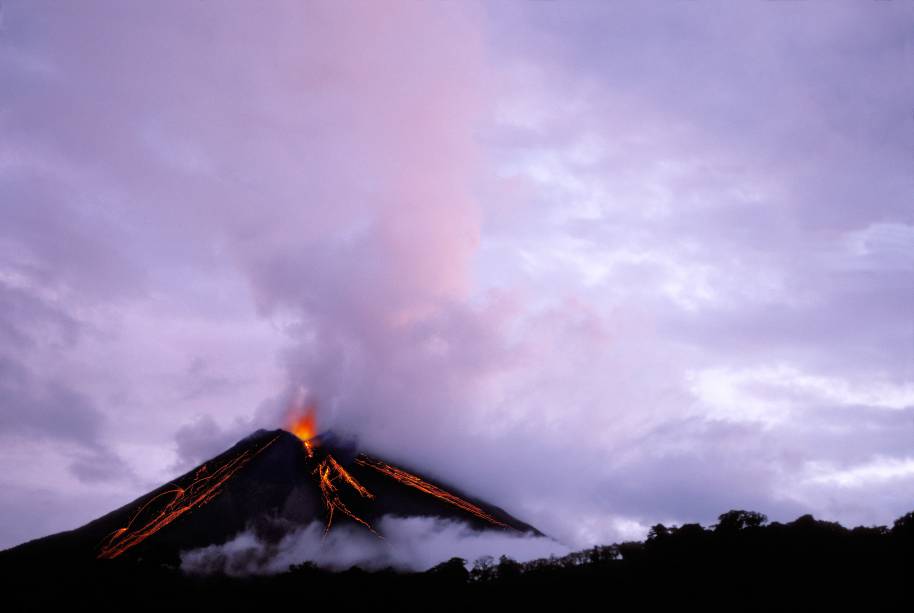 <a href="http://viajeaqui.abril.com.br/paises/costa-rica" target="_blank" rel="noopener"><strong>Arenal, Costa Rica </strong></a> É um dos vulcões mais populares e ativos da Costa Rica, com 1.670 metros. Sua última atividade vulcânica começou em 1968 e só acabou em 2010 – antes disso, ele havia ficado dormente por 400 anos. Desde 2010, o Arenal tem ficado quietinho. Vulcões são imprevisíveis mesmo, não é? A cidade mais próxima é Fortuna, de onde saem tours para visitar o vulcão. Subir até o topo é perigoso e ilegal, ainda sim existem diversas caminhadas e escaladas possíveis aos seus pés, onde não falta floresta tropical, cachoeiras e animais selvagens como tucanos, macacos e quatis