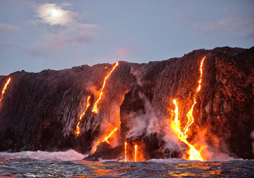 <a href="http://viajeaqui.abril.com.br/cidades/estados-unidos-honolulu" target="_blank" rel="noopener"><strong>Kilauea, Havaí </strong></a>O mais ativo das 5 montanhas que formam a maior ilha do Havaí, a Havai’i. Com 4.091 metros de altitude, seu nome significa “cuspindo” ou “espalhando muito” na língua havaiana, em referência à sua intensa atividade vulcânica. Não é para menos: a última erupção do Kilauea começou em 1983 e ainda não acabou! Foram expelidos mais de 2 bilhões de centímetros cúbicos de lava!
