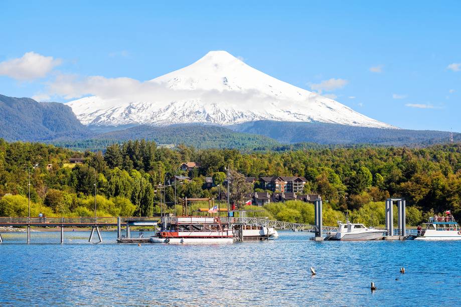 <a href="http://viajeaqui.abril.com.br/cidades/chile-villarrica" target="_blank" rel="noopener"><strong>Villarica, Chile </strong></a> Localizado na região de Araucania, entre as cidades de Pucón e Villarrica, o vulcão tem 2.843 metros de altitude e permanece coberto por neve o ano todo. Ele também é conhecido pelo nome de Rucapillán (“casa do demônio” em mapuche), um dos vulcões mais ativos do Chile. Sua última erupção ocorreu em março de 2015, que gerou um alerta para que evacuassem a área a pelo menos 10 km de distância de sua base – 3.385 pessoas vivendo nas comunidades próximas foram tiradas de suas casas, mas nada mais grave aconteceu e em junho as atividades vulcânicas já haviam diminuído consideravelmente