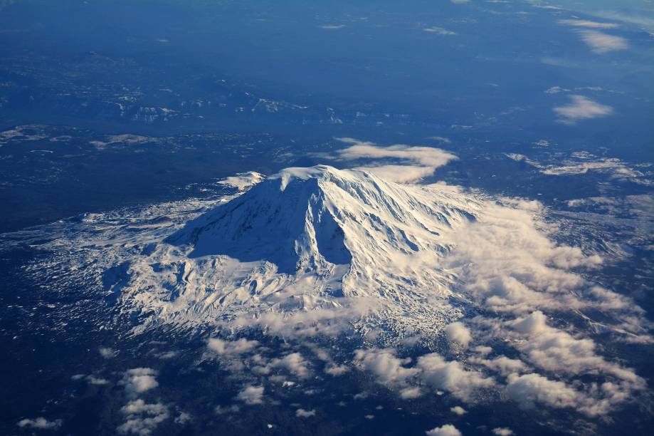 <a href="http://viajeaqui.abril.com.br/paises/estados-unidos" target="_blank" rel="noopener"><strong>St Helens, EUA</strong></a> Conhecido pelo nome Lawetlatla entre o povo Cowlitz e por Loowit pelos Klickitat, o St. Helens é um dos principais vulcões ativos dos Estados Unidos, com 2.549m de altitude. Mais conhecido pela sua destruidora erupção de 1980 que matou 57 pessoas (não é muito, mas foi o vulcão que mais matou pessoas nos EUA) sua última atividade foi identificada em 2008, quando fumaça e vapor deixaram de sair de sua cratera.