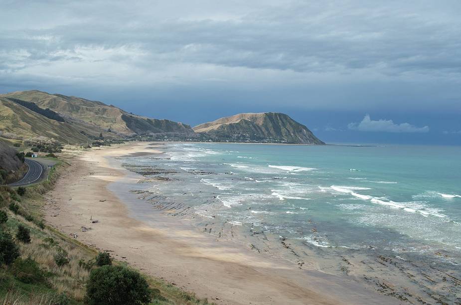 A praia de Wainui, que fica lotada no fim do ano