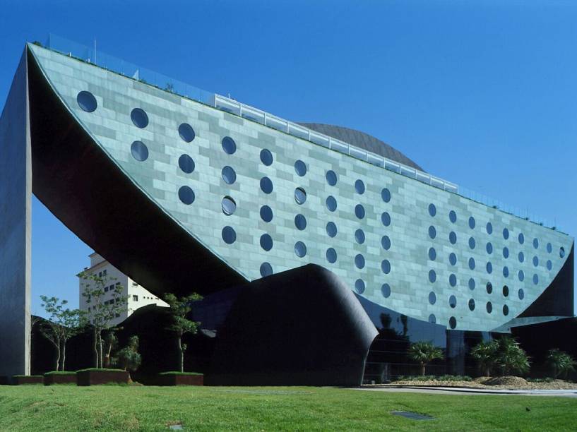 Hotel Unique, em São Paulo, e a construção em forma de uma melancia cortada