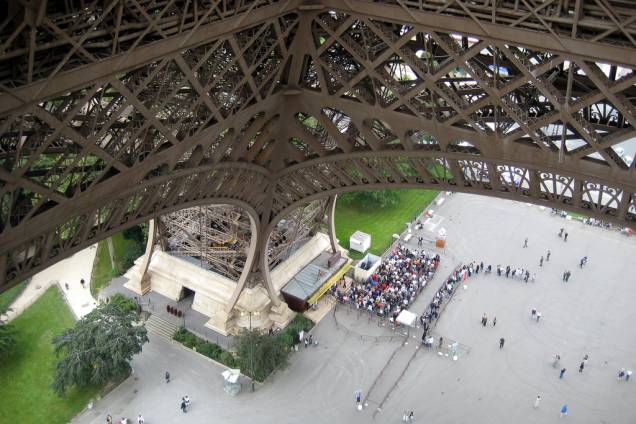 Vista de uma das pernas da torre Eiffel, em Paris