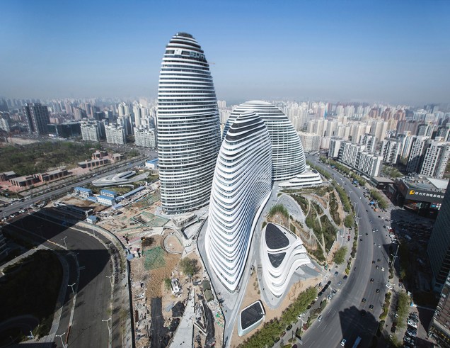 Para o centro de Pequim, na China, Zaha projetou o Wangjing Soho, quatro torres comerciais que ocupam uma área de 300 mil metros quadrados