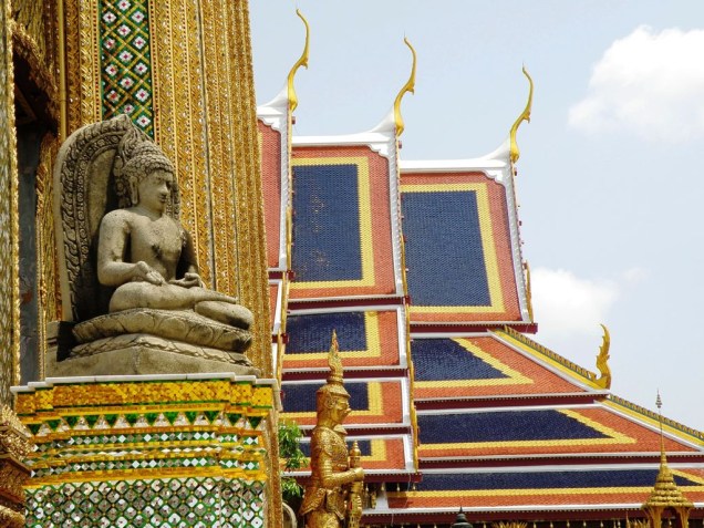 O Wat Phra Kheo possui dezenas de pequenos e grandes edifícios que foram construídos junto ao Grande Palácio, formando a principal atração da capital tailandesa