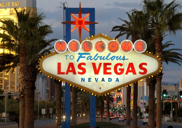 Placa de boas-vindas em Las Vegas. A cidade, repleta de atrações como cassinos, bares e belíssimos hotéis de luxo, é popularmente conhecida como a "cidade do pecado"
