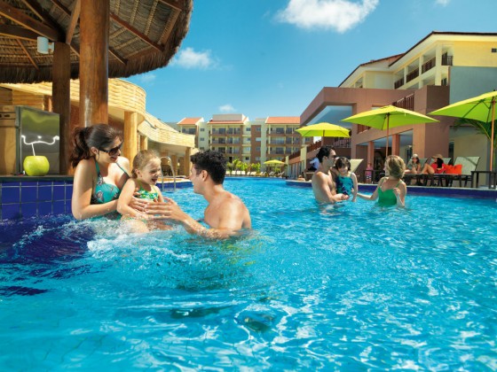 Novo resort tem piscinas para adultos e crianças