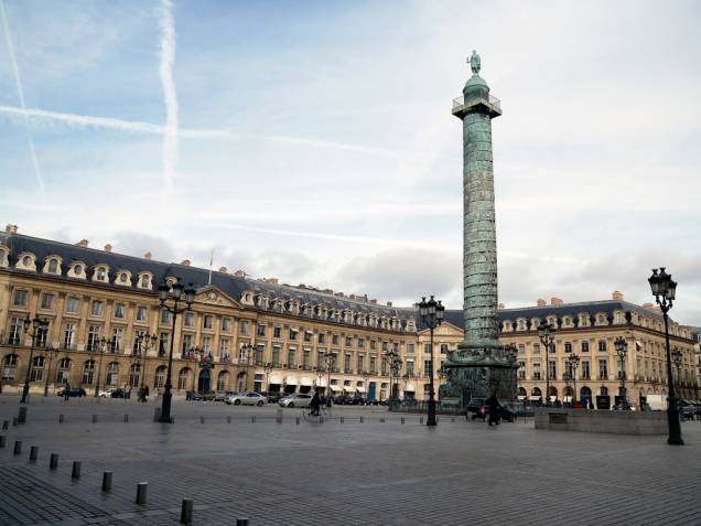 Projetada por Jules Hardouin-Mansart no século 17, a praça Vendôme tem ao seu centro a coluna de Napoleão. À sua volta encontram-se o emblemático Hotel Ritz e famosas joalherias Projetada por Jules Hardouin-Mansart no século 17, a praça Vendôme tem ao seu centro a coluna de Napoleão. À sua volta encontram-se o emblemático Hotel Ritz e famosas joalherias