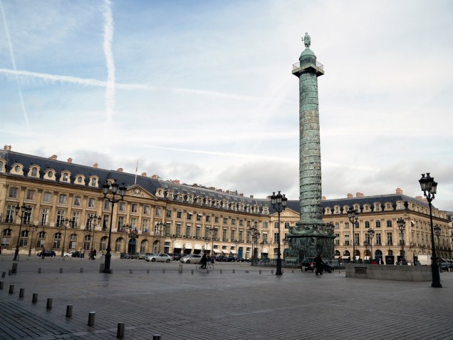 Projetada por Jules Hardouin-Mansart no século 17, a praça Vendôme tem ao seu centro a coluna de Napoleão. À sua volta encontram-se o emblemático Hotel Ritz e famosas joalherias