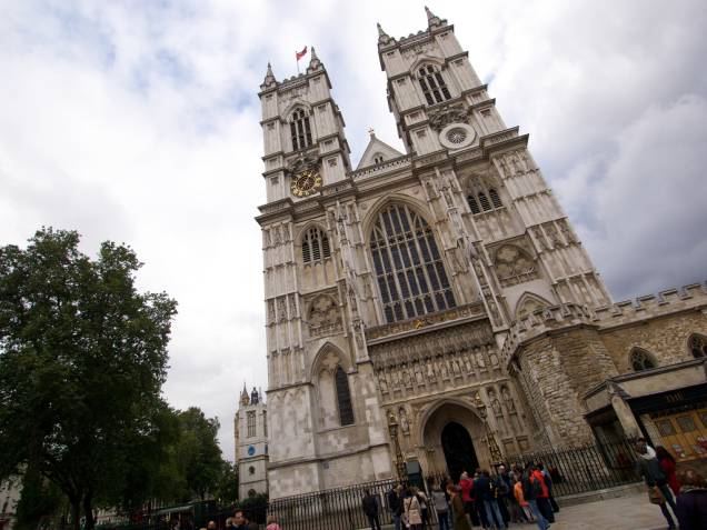 Ao lado do prédio do Parlamento está a <strong>Abadia de Westminster</strong> <em>(</em>foto; <em>20 Deans Yard, 7222-5152, <a href="https://westminster-abbey.org" rel="westminster-abbey.org" target="_blank">westminster-abbey.org</a>; £ 16)</em>, em estilo gótico, lugar onde acontecem coroações de monarcas britânicos e casamentos reais, como o do príncipe William com Kate Middleton. Lá estão enterradas figuras proeminentes como Isaac Newton, Charles Dickens, Charles Darwin e Laurence Olivier. Vale a pena ver uma apresentação do <strong>coral da abadia</strong> <em>(2ª/4ª e 6ª 17h, sáb/dom 15h)</em> Ao lado do prédio do Parlamento está a <strong>Abadia de Westminster</strong> <em>(</em>foto; <em>20 Deans Yard, 7222-5152, <a href="https://westminster-abbey.org" rel="westminster-abbey.org" target="_blank">westminster-abbey.org</a>; £ 16)</em>, em estilo gótico, lugar onde acontecem coroações de monarcas britânicos e casamentos reais, como o do príncipe William com Kate Middleton. Lá estão enterradas figuras proeminentes como Isaac Newton, Charles Dickens, Charles Darwin e Laurence Olivier. Vale a pena ver uma apresentação do <strong>coral da abadia</strong> <em>(2ª/4ª e 6ª 17h, sáb/dom 15h)</em>