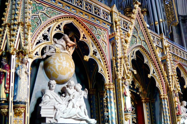 Fundada no século 11, Abadia de Westminster não é um cemitério, mas aqui jaz personalidades célebres como Isaac Newton e Charles Darwin, além de reis, rainhas e O Soldado Desconhecido. Visitantes dispõem de audioguia em português