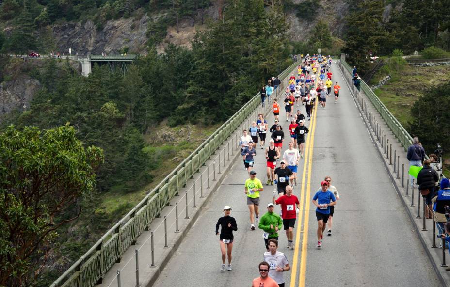 <a href="https://www.whidbeyislandmarathon.com" rel="Maratona de Whidbey Island" target="_blank"><strong>Maratona de Whidbey Island</strong></a> <strong>– 14 de abril de 2013 </strong><strong>–</strong><strong> Oak Harbor, Washington</strong>    <br />  Correr uma maratona com montes cobertos de neve como cenário é a proposta em <strong>Oak Harbor</strong>, no estado de <strong>Washington</strong>. A <strong>Maratona de Whidbey Island</strong> também passa por florestas antigas com animais silvestres e se diferencia da maioria das corridas exatamente por ser em uma cidade não tão grande. Além do evento principal, há uma meia maratona e mais uma corrida ou caminhada de cinco quilômetros para a família.    A cidade fica a 150 quilômetros de <strong>Seattle</strong>, a maior cidade do noroeste americano, mas pra quem procura o sossego, Oak Harbor é a melhor escolha. Cheia de parques – como o Smith – e atividades ao ar livre, a natureza, de fato, é o principal turismo de lá. Bons restaurantes e hotéis também estão espalhados pelo pequeno município.    Inscreva-se e obtenha mais informação sobre a corrida do próximo ano, dia 14 de abril, pelo <a href="https://www.whidbeyislandmarathon.com" rel="site da Maratona de Whidbey Island" target="_blank">site da Maratona de Whidbey Island</a>. <a href="https://www.whidbeyislandmarathon.com" rel="Maratona de Whidbey Island" target="_blank"><strong>Maratona de Whidbey Island</strong></a> <strong>– 14 de abril de 2013 </strong><strong>–</strong><strong> Oak Harbor, Washington</strong>    <br />  Correr uma maratona com montes cobertos de neve como cenário é a proposta em <strong>Oak Harbor</strong>, no estado de <strong>Washington</strong>. A <strong>Maratona de Whidbey Island</strong> também passa por florestas antigas com animais silvestres e se diferencia da maioria das corridas exatamente por ser em uma cidade não tão grande. Além do evento principal, há uma meia maratona e mais uma corrida ou caminhada de cinco quilômetros para a família.    A cidade fica a 150 quilômetros de <strong>Seattle</strong>, a maior cidade do noroeste americano, mas pra quem procura o sossego, Oak Harbor é a melhor escolha. Cheia de parques – como o Smith – e atividades ao ar livre, a natureza, de fato, é o principal turismo de lá. Bons restaurantes e hotéis também estão espalhados pelo pequeno município.    Inscreva-se e obtenha mais informação sobre a corrida do próximo ano, dia 14 de abril, pelo <a href="https://www.whidbeyislandmarathon.com" rel="site da Maratona de Whidbey Island" target="_blank">site da Maratona de Whidbey Island</a>.