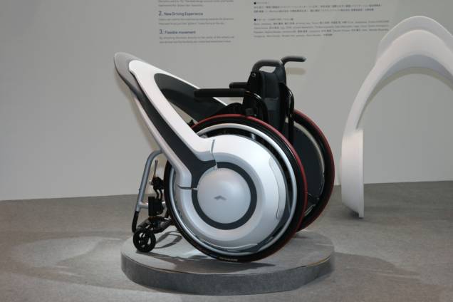 Nem só de super motos e carros-conceito vive o Tokyo Motor Show. O escritório de design Smile Park trouxe o Whill, que promete maior mobilidade para os usuários de cadeiras de rodas, com maior velocidade, controle de freios e melhor dirigibilidade Nem só de super motos e carros-conceito vive o Tokyo Motor Show. O escritório de design Smile Park trouxe o Whill, que promete maior mobilidade para os usuários de cadeiras de rodas, com maior velocidade, controle de freios e melhor dirigibilidade