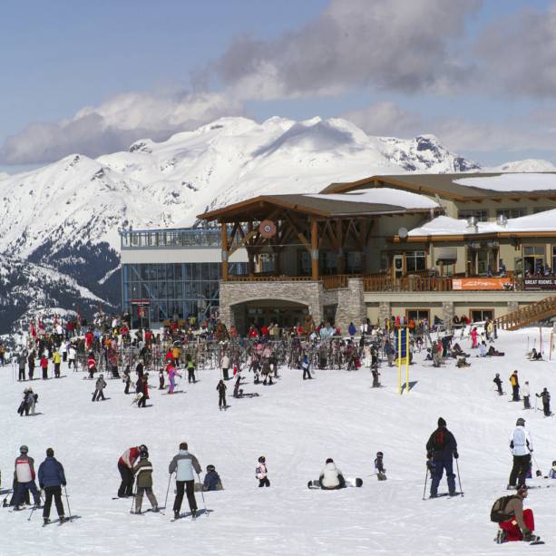 <strong>Whistler, Colúmbia Britânica, </strong><strong>Canadá</strong><br />Whistler Blackcomb é a megamontanha da América do Norte, com duas áreas conjuntas: Whistler e Blackcomb. Lá neva mais, há as descidas verticais mais longas e íngremes e os maiores terrenos de esqui do continente. O vilarejo deixa a desejar em charme de cidade histórica de montanha, mas emoção não falta. A área tem mais vilas vizinhas, mas Whistler é a principal da região, com ruas livres de carros, mas cheias de condomínios, restaurantes e baladas, com transporte direto para as duas montanhas. Tudo aqui é caro e é necessário fazer reserva para jantar, mas os 1.524 metros de descidas em cada uma das montanhas valem a pena