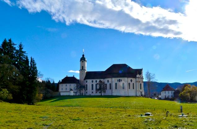 A Wieskirche é ricamente adornada, o ápice do estilo rococó no centro da Europa A Wieskirche é ricamente adornada, o ápice do estilo rococó no centro da Europa