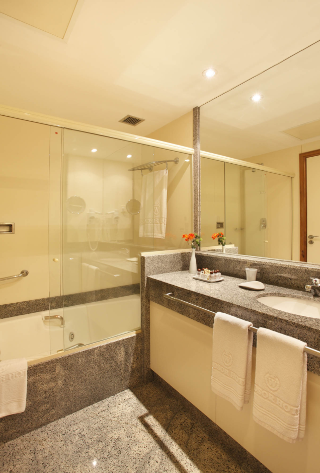 Banheiro do apartamento Superior do hotel Windsor Astúrias, no Centro do Rio de Janeiro