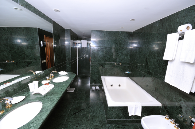 Banheiro da Suíte Executiva do hotel Windsor Excelsior Copacabana, no Rio de Janeiro