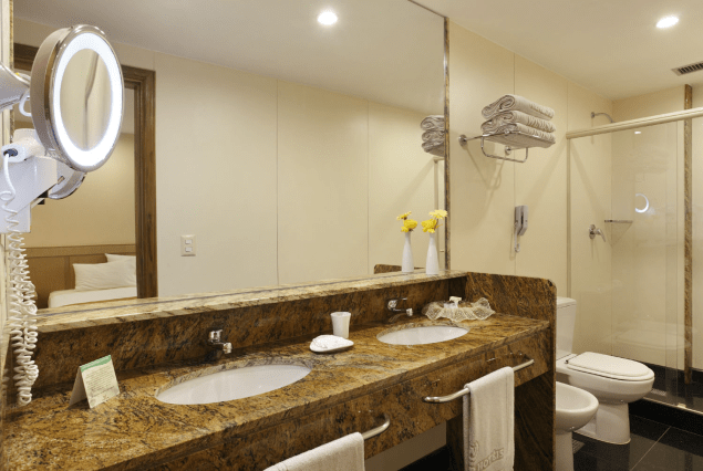 Banheiro do apartamento Standard do hotel Windsor Florida, no Flamengo, Rio de Janeiro