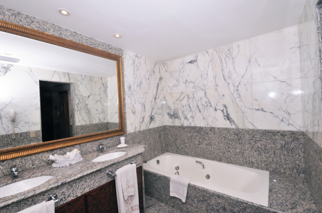 Banheiro da suíte executiva do hotel Windsor Guanabara, no Centro do Rio de Janeiro