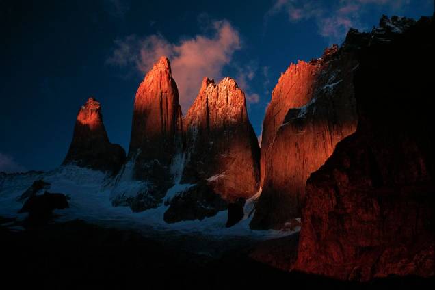 No rude ambiente patagônico, onde ventos violentos e o gelo moldaram uma natureza quase que inóspita, florecem as magníficas <a href="http://viajeaqui.abril.com.br/cidades/chile-torres-del-paine" rel="Torres del Paine" target="_blank">Torres del Paine</a>. As diversas trilhas de trekking ao seu redor fazem a alegria de montanhistas de todo o mundo