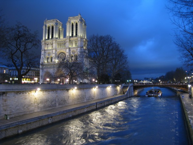 A ilha fluvial  Île de la Cité foi o primeiro núcleo habitado no que é hoje a cidade de Paris. Aqui encontram-se várias grandes atrações, como a catedral de Notre-Dame
