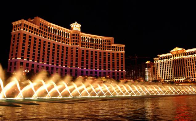 <strong>Fonte do hotel Bellagio:</strong> milimetricamente ordenadas, as águas da fonte do <a href="https://www.bellagio.com/" rel="Bellagio">Bellagio</a> fazem uma coreografia com luzes de diversas cores e músicas românticas, criando um espetáculo único. O show tem hora marcada e acontece de 30 em 30 minutos durante a tarde e de 15 em 15 minutos à noite. <strong>Fonte do hotel Bellagio:</strong> milimetricamente ordenadas, as águas da fonte do <a href="https://www.bellagio.com/" rel="Bellagio">Bellagio</a> fazem uma coreografia com luzes de diversas cores e músicas românticas, criando um espetáculo único. O show tem hora marcada e acontece de 30 em 30 minutos durante a tarde e de 15 em 15 minutos à noite.