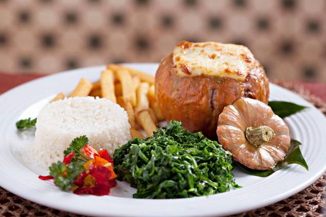 A moranguinha recheada com frango ou carne e requeijão, acompanhada de arroz, batata frita e couve, é a sugestão de prato principal no jantar do <a href="https://viajeaqui.abril.com.br/estabelecimentos/br-mg-belo-horizonte-restaurante-xapuri" rel="Xapuri"><strong>Xapuri</strong></a>, casa estrelada pelo GUIA QUATRO RODAS, durante a Belo Horizonte Restaurant Week A moranguinha recheada com frango ou carne e requeijão, acompanhada de arroz, batata frita e couve, é a sugestão de prato principal no jantar do <a href="https://viajeaqui.abril.com.br/estabelecimentos/br-mg-belo-horizonte-restaurante-xapuri" rel="Xapuri"><strong>Xapuri</strong></a>, casa estrelada pelo GUIA QUATRO RODAS, durante a Belo Horizonte Restaurant Week