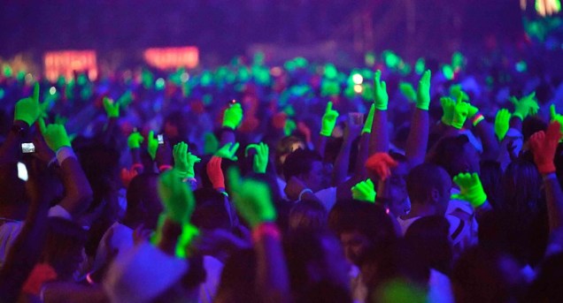 80 mil luvas que brilham no escuro serão distribuídas para ser usadas ao comando dos DJs