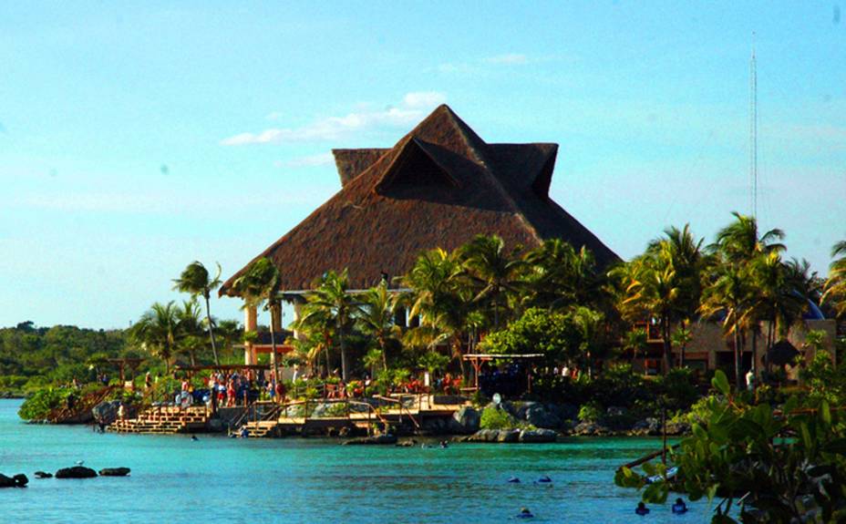 <strong>5. Xel-Há</strong>Complexo de lazer à beira-mar, tem diversas atrações em torno de uma baía irrigada por rios. Ao redor desse aquário natural, há cinco restaurantes e entretenimento à vera: passeios de caiaque e de bicicleta, caminhadas, flutuação em rio e diferentes modalidades de mergulho – com possibilidade de nadar com golfinhos. Também há áreas de descanso, com redes e massagistas à disposição. Os turistas podem optar pelo combo com entrada e refeições incluídas <strong>5. Xel-Há</strong>Complexo de lazer à beira-mar, tem diversas atrações em torno de uma baía irrigada por rios. Ao redor desse aquário natural, há cinco restaurantes e entretenimento à vera: passeios de caiaque e de bicicleta, caminhadas, flutuação em rio e diferentes modalidades de mergulho – com possibilidade de nadar com golfinhos. Também há áreas de descanso, com redes e massagistas à disposição. Os turistas podem optar pelo combo com entrada e refeições incluídas