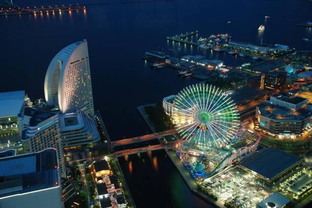 O porto de Yokohama, na baía de Tóquio, é um dos principais do Japão. Com o deslocamento das atividades comerciais para outras docas próximas, um forte programa de renovação e aproveitamento da área foi promovido. Hoje a área possui uma grande concentração de hotéis, restaurantes, shoppings e centros de lazer
