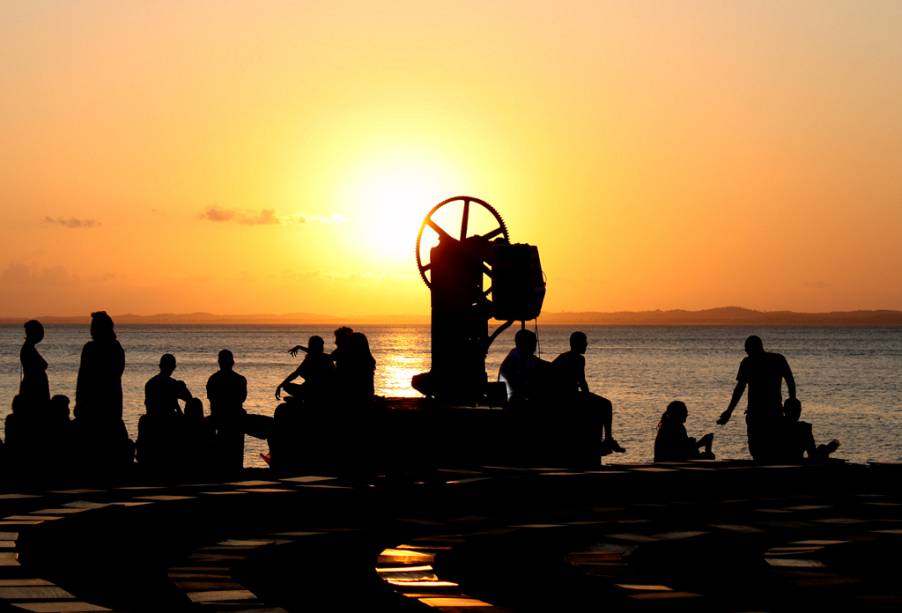 Jovens se reúnem no Solar do Unhão, em Salvador (Bahia), para assistir à sessões de Jazz