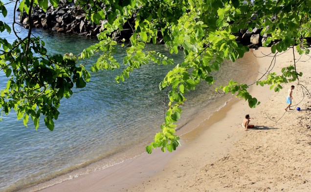Fugindo das praias superlotadas, garotos aproveitam a tranquilidade nas águas calmas, no Solar do Unhão.