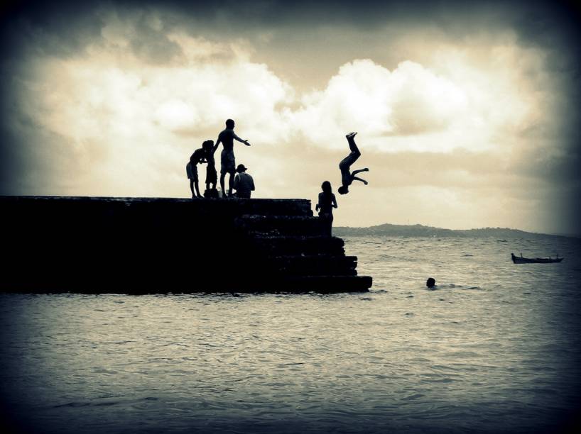 Meninos brincando em Porto da Barra, <a href="https://viajeaqui.abril.com.br/cidades/br-ba-salvador" rel="Salvador" target="_self">Salvador</a>, <a href="https://viajeaqui.abril.com.br/estados/br-bahia" rel="Bahia" target="_self">Bahia</a>