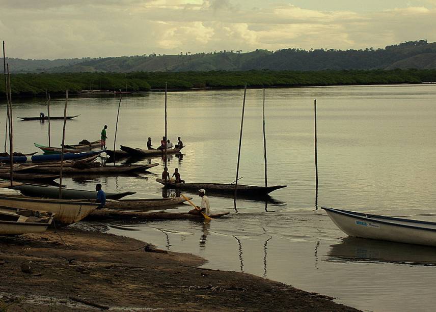 Pescadores do vilarejo de Santiago do Iguape, em <a href="https://viajeaqui.abril.com.br/cidades/br-ba-cachoeira" rel="Cachoeira" target="_blank">Cachoeira</a>, <a href="https://viajeaqui.abril.com.br/estados/br-bahia" rel="Bahia" target="_blank">Bahia</a>