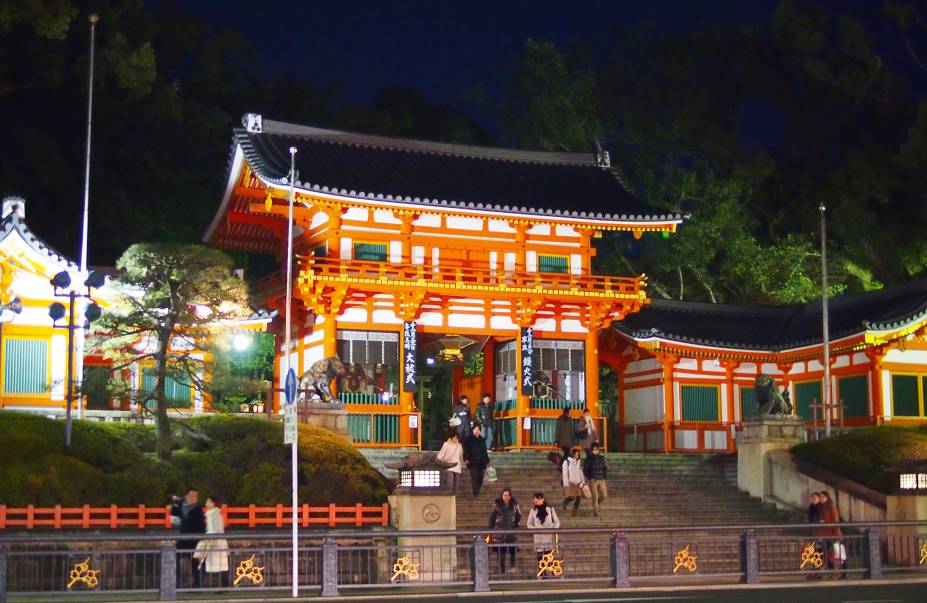 <strong>Yasaka Jinja (Santuário de Gion) </strong> É localizado em Gion, um dos bairros mais populares da cidade, especialmente por ser onde geiko (como são chamadas as geishas de Kyoto) e maiko (aprendizes de geisha) podem ser facilmente avistadas. O santuário é o centro de um dos três principais festivais de Kyoto, o famoso Gion Matsuri. O festival dura o mês inteiro de julho e tem seu ápice no dia 15, quando enormes “carros alegóricos” em forma de barcas desfilam pela avenida que leva ao santuário. Além disso, o Yasaka Jinja tem um popular parque onde, no mês de abril, é possível apreciar as famosas flores de cerejeira (sakura). <strong>Yasaka Jinja (Santuário de Gion) </strong> É localizado em Gion, um dos bairros mais populares da cidade, especialmente por ser onde geiko (como são chamadas as geishas de Kyoto) e maiko (aprendizes de geisha) podem ser facilmente avistadas. O santuário é o centro de um dos três principais festivais de Kyoto, o famoso Gion Matsuri. O festival dura o mês inteiro de julho e tem seu ápice no dia 15, quando enormes “carros alegóricos” em forma de barcas desfilam pela avenida que leva ao santuário. Além disso, o Yasaka Jinja tem um popular parque onde, no mês de abril, é possível apreciar as famosas flores de cerejeira (sakura).