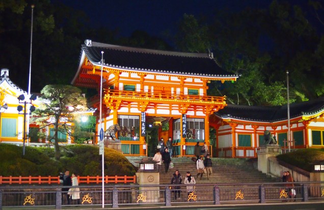 <strong>Yasaka Jinja (Santuário de Gion) </strong> É localizado em Gion, um dos bairros mais populares da cidade, especialmente por ser onde geiko (como são chamadas as geishas de Kyoto) e maiko (aprendizes de geisha) podem ser facilmente avistadas. O santuário é o centro de um dos três principais festivais de Kyoto, o famoso Gion Matsuri. O festival dura o mês inteiro de julho e tem seu ápice no dia 15, quando enormes “carros alegóricos” em forma de barcas desfilam pela avenida que leva ao santuário. Além disso, o Yasaka Jinja tem um popular parque onde, no mês de abril, é possível apreciar as famosas flores de cerejeira (sakura).