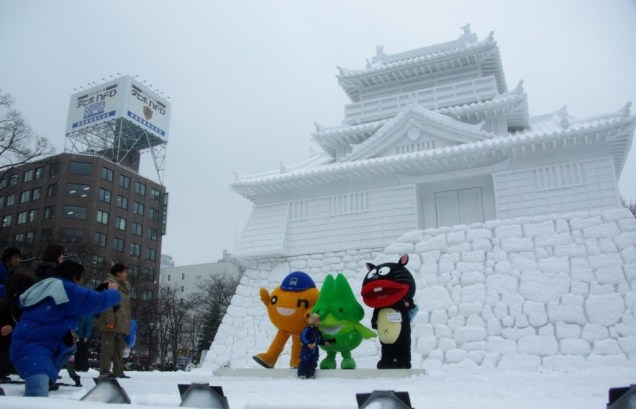 Boa parte das principais atrações do Festival da Neve de Sapporo encontra-se na avenida Odori Koen. Junto às grandes esculturas são realizados shows e concursos para toda a família, principalmente as crianças