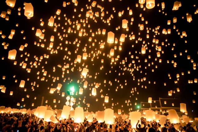 <strong>Yi Peng – Festival das Lanternas – Chiang Mai – <a href="http://viajeaqui.abril.com.br/paises/tailandia" rel="Tailândia" target="_blank">Tailândia</a></strong>            As lanternas parecem constelações em movimento no céu! Ao lançar uma lanterna, é preciso fazer um pedido para o ano que se iniciará. Durante o festival, fogos de artifício, carros iluminados e dançarinos tradicionais completam as celebrações nas ruas de Chiang Mai, a antiga capital do povo Lanna