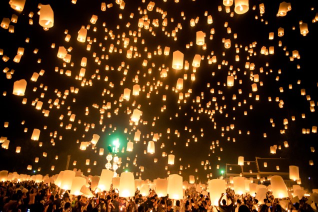 <strong>Yi Peng – Festival das Lanternas – Chiang Mai – <a href="https://viajeaqui.abril.com.br/paises/tailandia" rel="Tailândia" target="_blank">Tailândia</a></strong> As lanternas parecem constelações em movimento no céu! Ao lançar uma lanterna, é preciso fazer um pedido para o ano que se iniciará. Durante o festival, fogos de artifício, carros iluminados e dançarinos tradicionais completam as celebrações nas ruas de Chiang Mai, a antiga capital do povo Lanna <strong>Yi Peng – Festival das Lanternas – Chiang Mai – <a href="https://viajeaqui.abril.com.br/paises/tailandia" rel="Tailândia" target="_blank">Tailândia</a></strong> As lanternas parecem constelações em movimento no céu! Ao lançar uma lanterna, é preciso fazer um pedido para o ano que se iniciará. Durante o festival, fogos de artifício, carros iluminados e dançarinos tradicionais completam as celebrações nas ruas de Chiang Mai, a antiga capital do povo Lanna