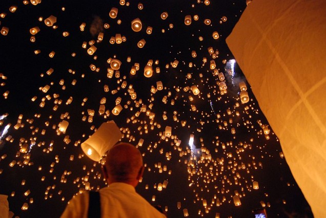 <strong>Yi Peng – Festival das Lanternas – Chiang Mai – <a href="https://viajeaqui.abril.com.br/paises/tailandia" rel="Tailândia" target="_blank">Tailândia</a></strong>            Esse festival tradicional da cultura Lanna, do norte da Tailândia, celebra a lua cheia do segundo mês do calendário lunar Lanna (que é o 12º mês do calendário lunar tailandês – no nosso calendário, a data cai por volta de outubro/novembro). Milhares de lanternas de papel são liberadas no céu ao mesmo tempo, iluminando a noite