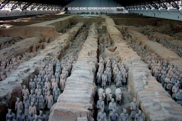 Em um dos fossos do entorno da tumba do imperador Qin Shin Huang Di está o famoso exército de guerreiros de terracota