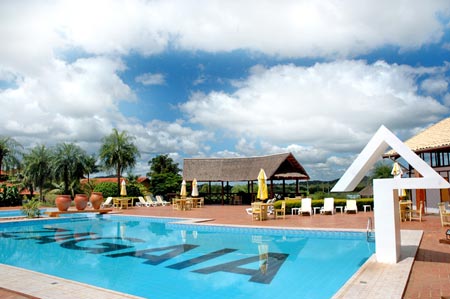 <strong>Zagaia Eco Resort, em Bonito (MS)</strong> A ampla área de lazer inclui quadras de tênis e de vôlei de areia, piscinas fria e aquecida, hidromassagem, salão de jogos, playground, salas de massagem e lago repleto de peixes da região. À noite a pista de dança no restaurante garante a diversão. <a href="http://www.booking.com/hotel/br/zagaia-eco-resort.pt-br.html?aid=332455&label=viagemabril-hoteisfamilia" target="_blank" rel="noopener">Reserve sua estadia no Zagaia Eco Resort</a>