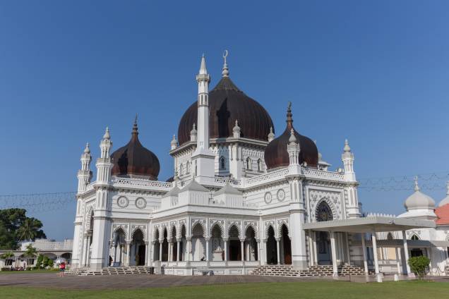 Construída em 1912, sua arquitetura foi inspirada em outra mesquita do sudeste asiático, a Azizi, na cidade de Langkat, Indonésia. Tem cinco grandes cúpulas simbolizando os cinco princípios islâmicos e é uma das mais antigas mesquitas da Malásia. A mesquita é sede de uma competição anual e nacional de leitura do Corão
