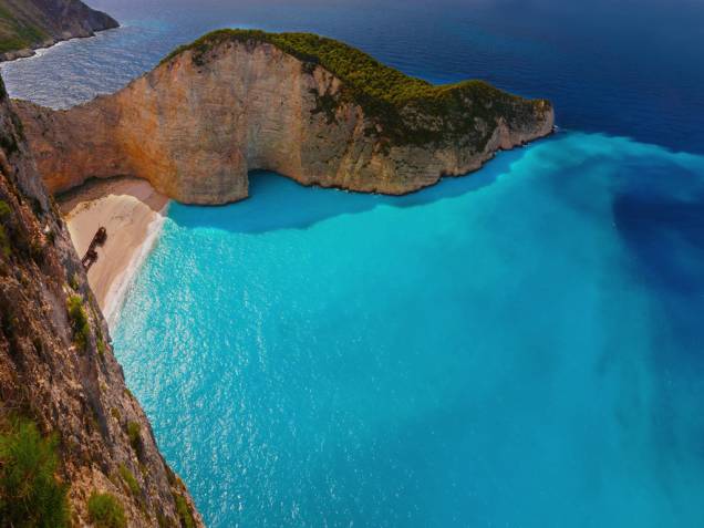 Zakynthos é uma ilha a leste do Peloponeso Zakynthos é uma ilha a leste do Peloponeso
